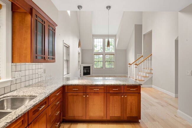 Building Photo - Spacious, Beautiful East Asheville Home