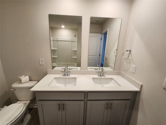 Building Photo - 235 Vly Oak Dr