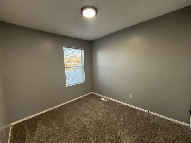 Building Photo - Large 6 Bed Single Family Home in MPLS!