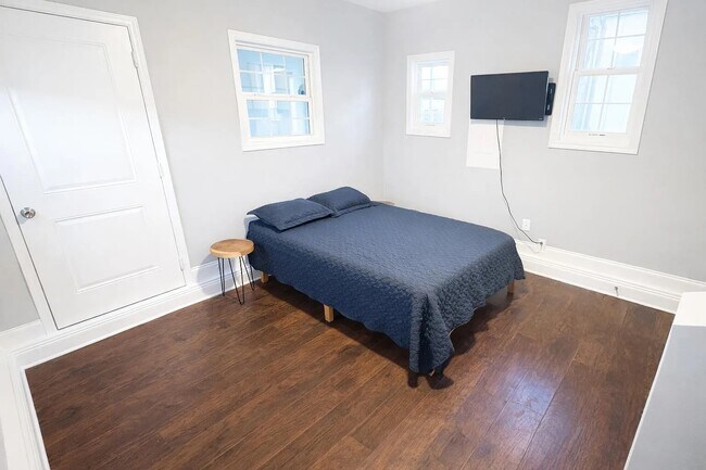 Building Photo - 1903 E 13th St