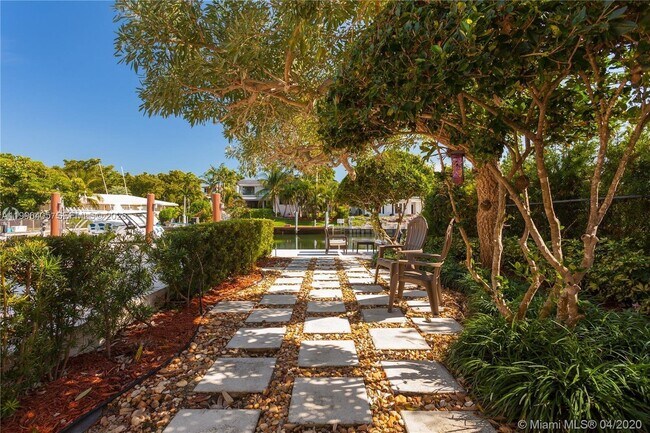 Building Photo - 6831 Sunrise Ct