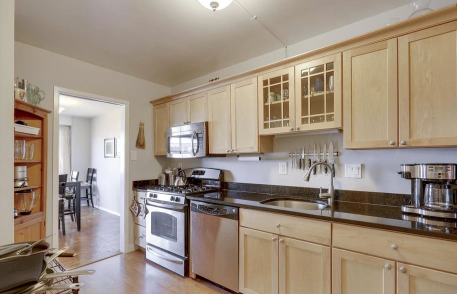 Stainless steel appliances & granite countertop - 4515 Willard Ave