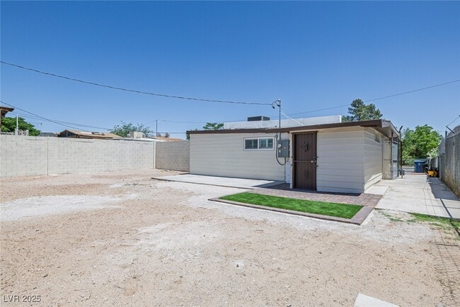 Building Photo - 1720 Eastwood Dr