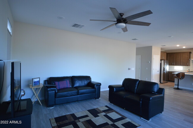 Building Photo - 1326 W Coyote Dr