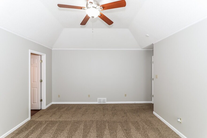 Building Photo - 581 S Sanga Rd