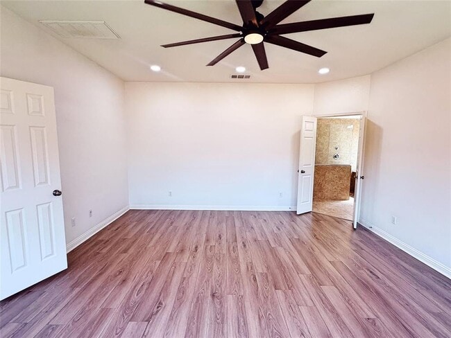 Building Photo - 3500 Esperanza Dr