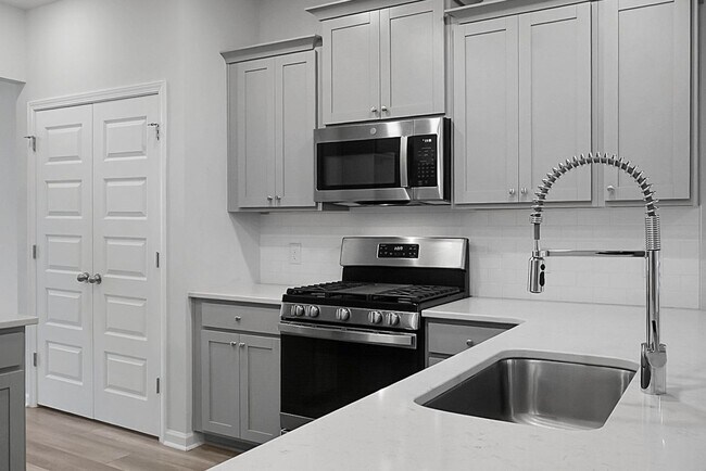 Building Photo - 5 Bedroom, 3.5 Bath, Beautiful Summerville Home, Master on Main