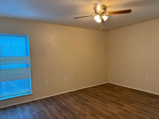 Building Photo - 12648 King Oaks Dr