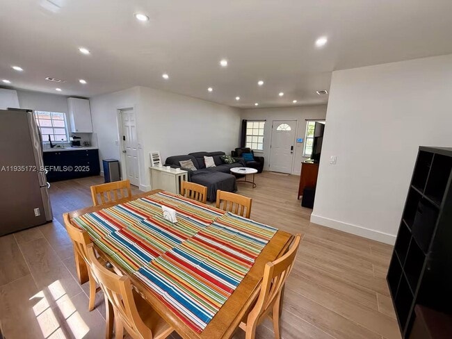 Building Photo - 15800 NE 15th Ave