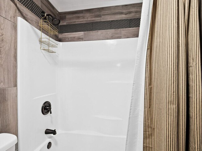 Building Photo - 2-Bedroom Furnished Home with Large Lot in...