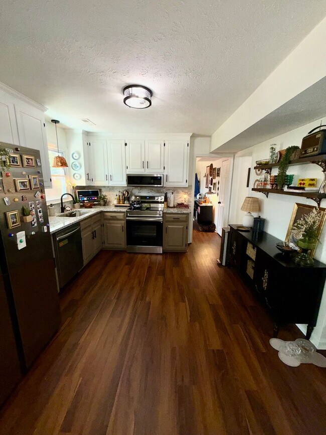 Building Photo - 4 Bed 1 Bath Home for Rent in Newport News!