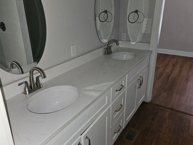 Building Photo - 4 W De Soto St