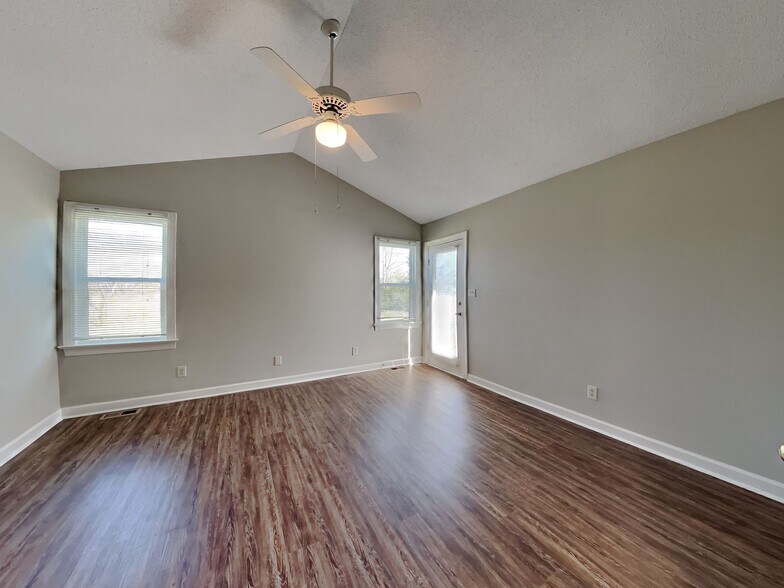 Building Photo - 3016 Lindsay Dr