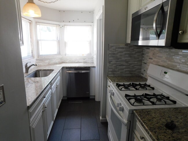 Building Photo - 23546 Glenbrook St