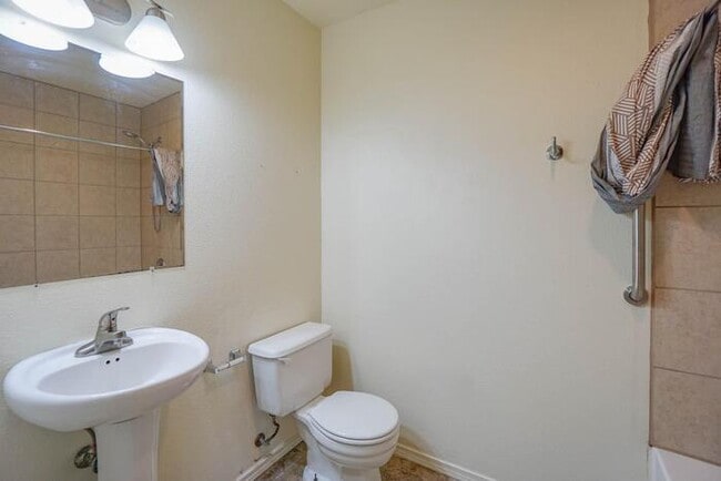 Building Photo - THREE BEDROOM TOWNHOUSE