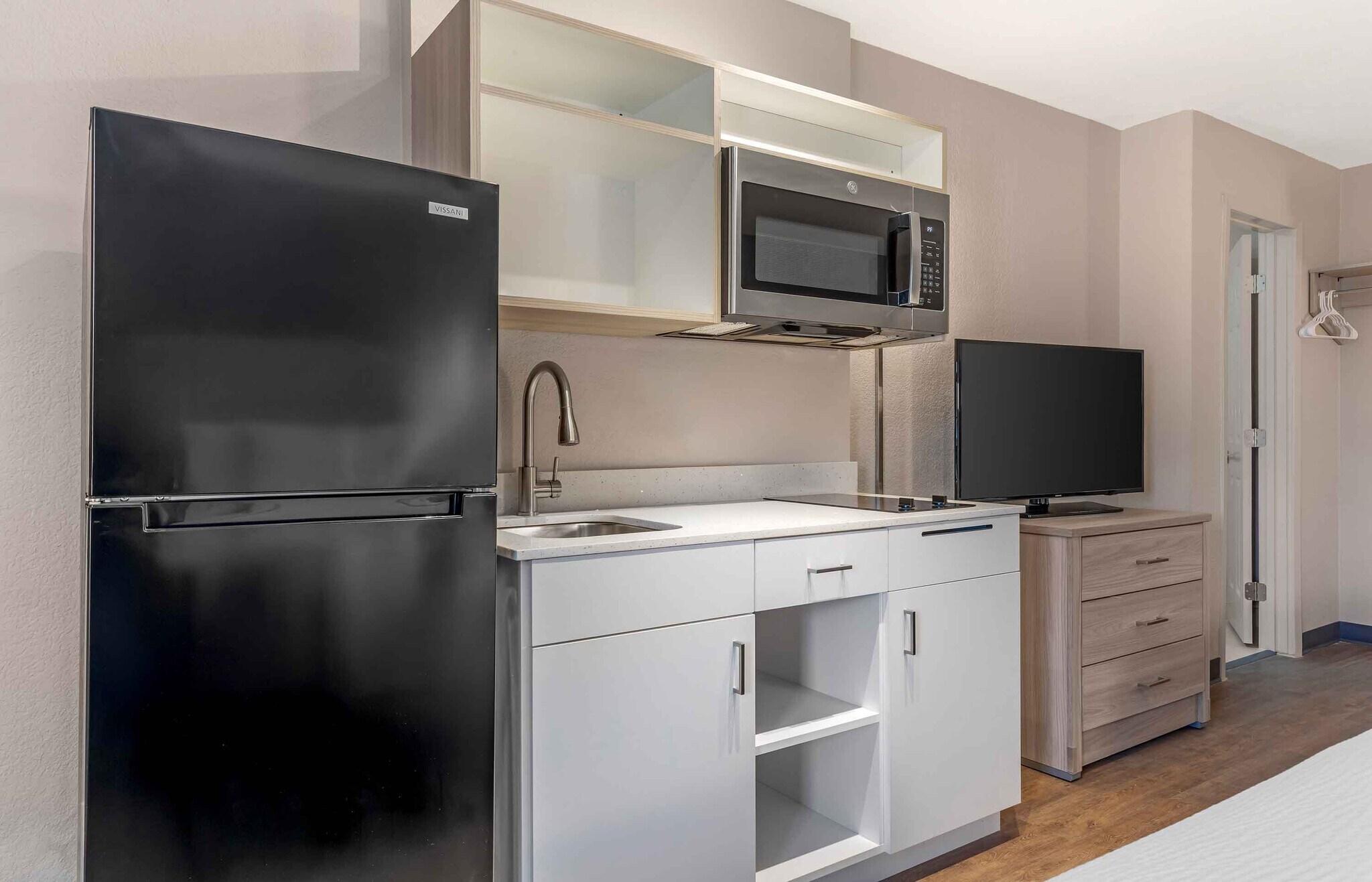 Building Photo - Furnished Studio-Longview
