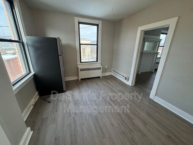 Building Photo - 810 Amity St