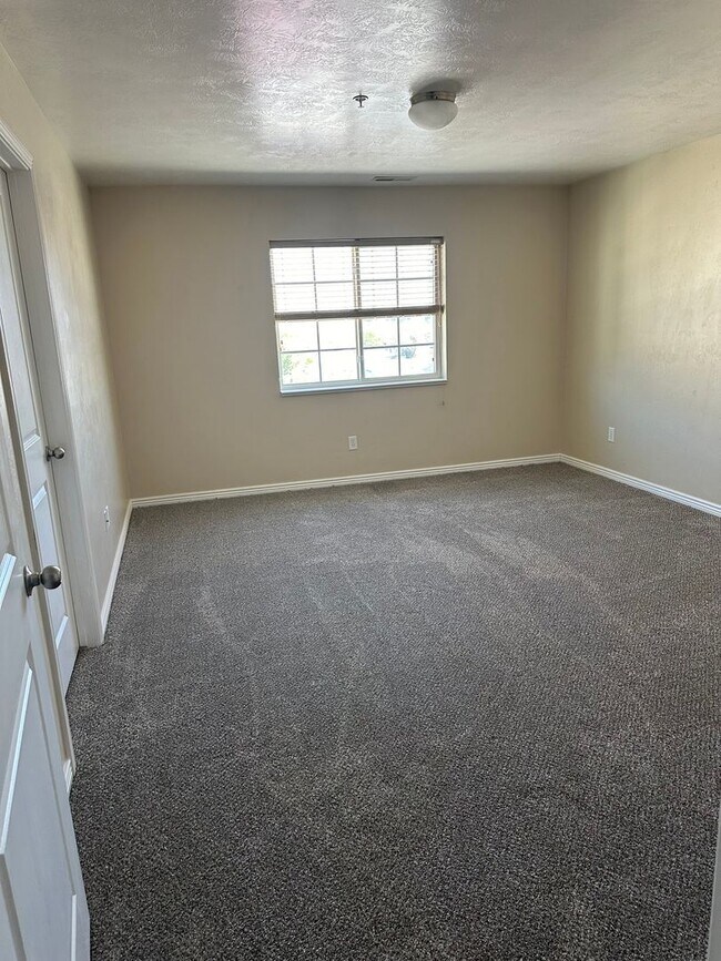 Building Photo - 3 Bedroom 2 Bathroom Townhome