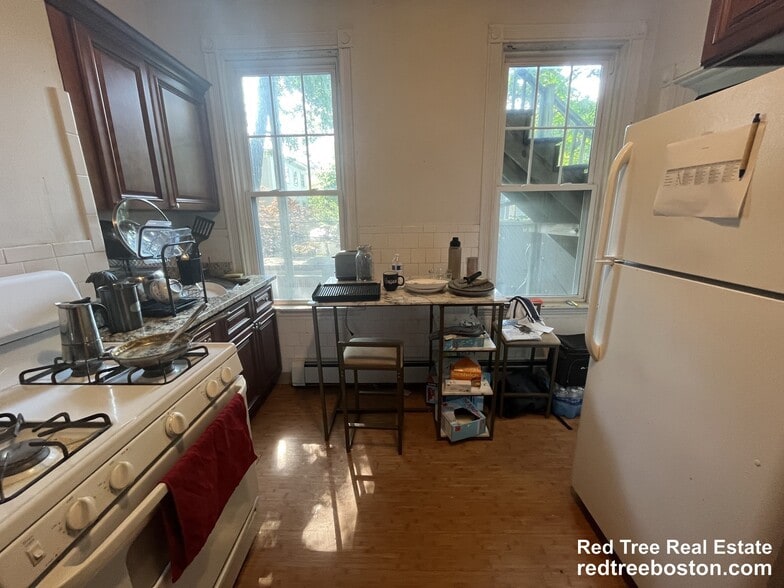 Building Photo - 17 Putnam Ave