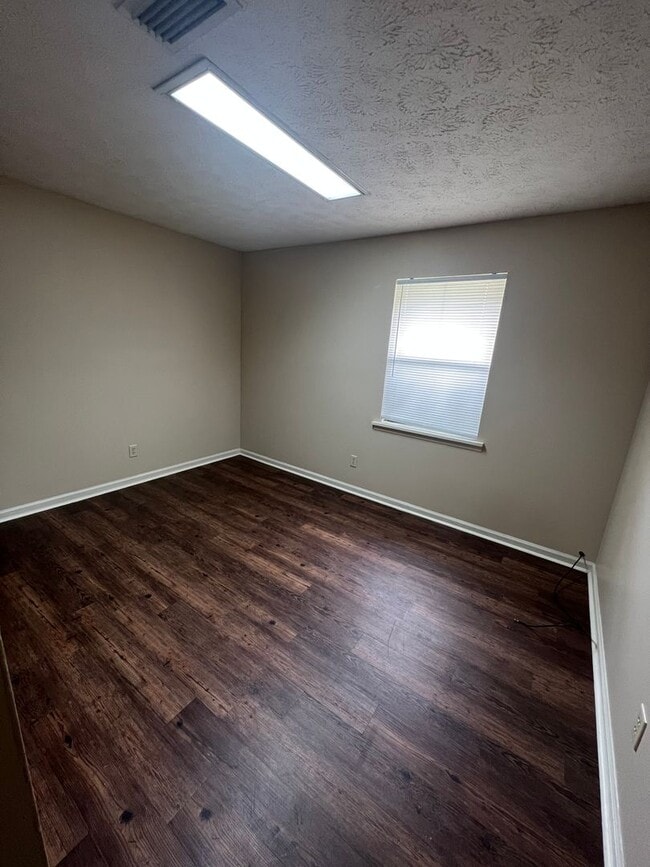 Building Photo - 2bed/1bath off Hampton for August!!!