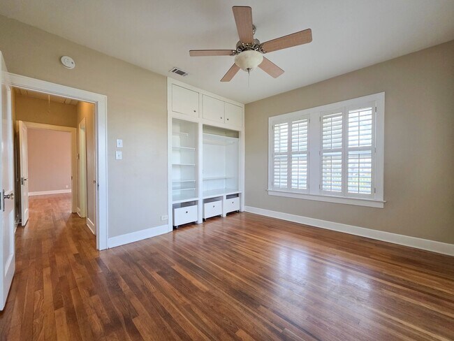 Building Photo - 3901 Red River St