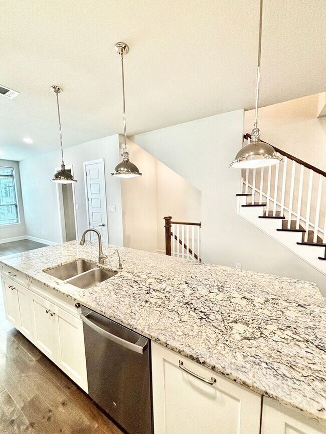 Building Photo - Spacious 3-Bedroom Home with Modern Amenit...