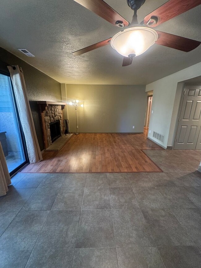 Building Photo - 2 Bedroom Codo in Rockrimmon