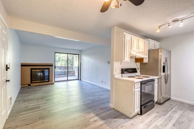 Building Photo - 1061 W Beaver Creek Blvd