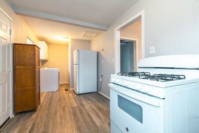 Building Photo - Beautiful 2 Bed 1 Bath in Quiet Area