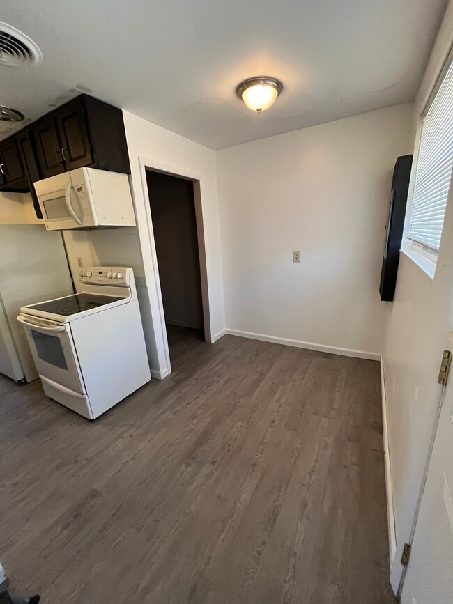 Building Photo - 89 E Hocking St