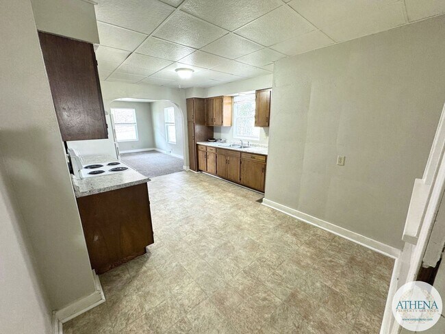 Building Photo - 2 Bed / 1 Bath House Off North Main Street
