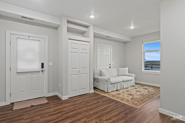 Building Photo - FURNISHED EXECUTIVE RENTAL