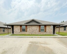 Building Photo - Duplex Close to Silo School