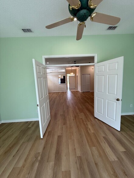 Building Photo - 256 Kingston Dr