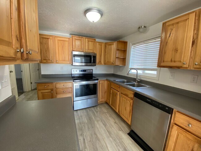 Building Photo - Take a Look at This 4 Bedroom 2 Bathroom Home in West Jordan UT!!