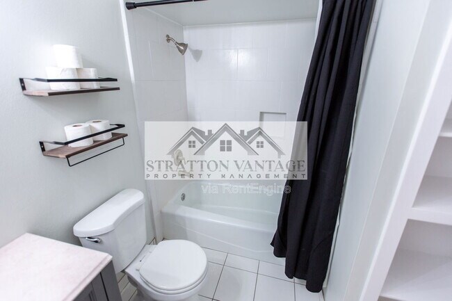 Building Photo - 111 E Manhatton Dr