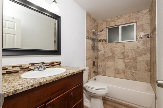 Building Photo - 938 E 65th St