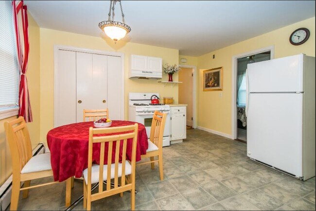 Kitchen dine-in - 9 Lyon Ct
