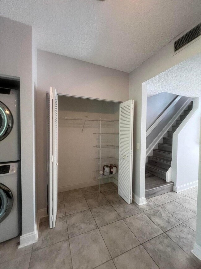 Building Photo - 7823 Sanibel Dr