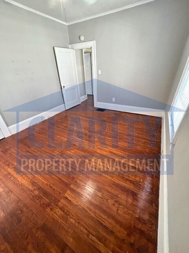 Building Photo - Two bedroom home in historic downtown Clev...