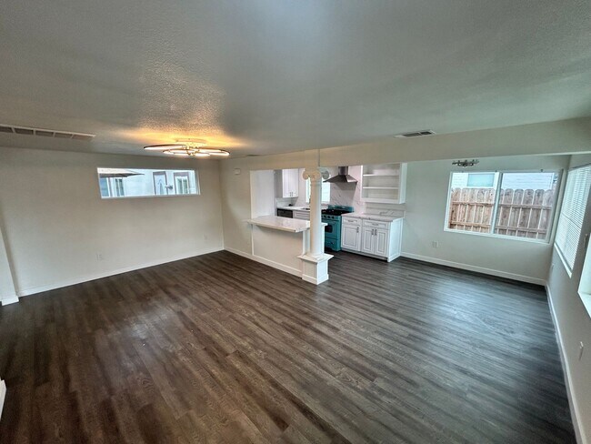 Building Photo - 1525 W Orangeburg Ave