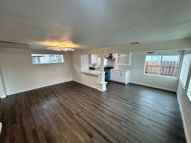 Building Photo - 3 Bedroom/2 Bath Home Located in Modesto