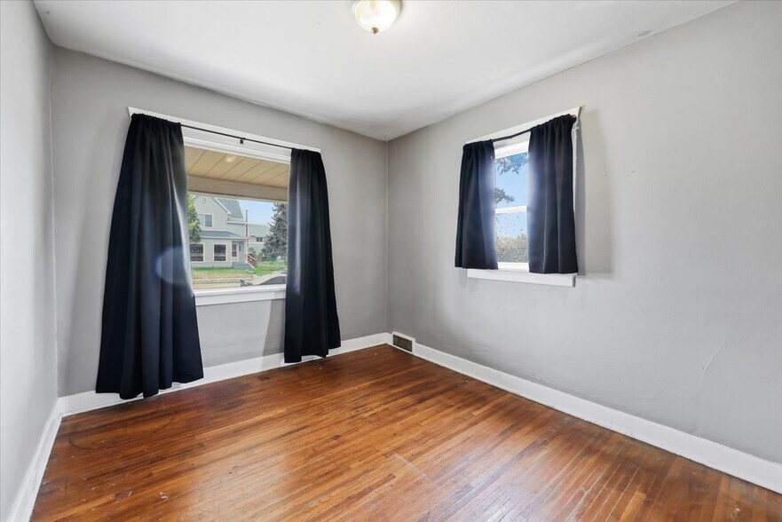 Front Bedroom - 420 W Shannon Ave