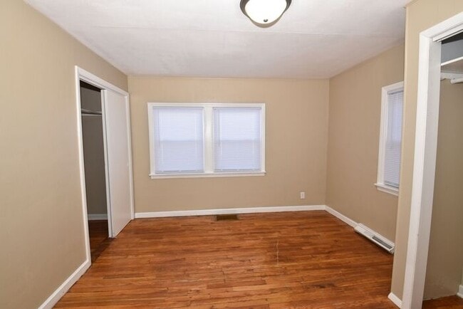 Building Photo - Mishawaka Northside 3 bedroom 1 1/2 story home with 2 bathrooms