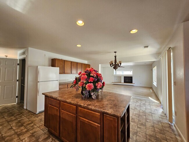 Building Photo - Massive and Expansive 5 Bedroom Green Vall...