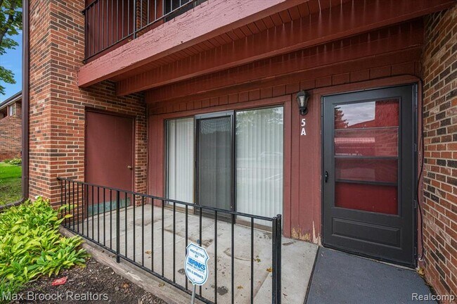Building Photo - 23673 Village-House Dr S