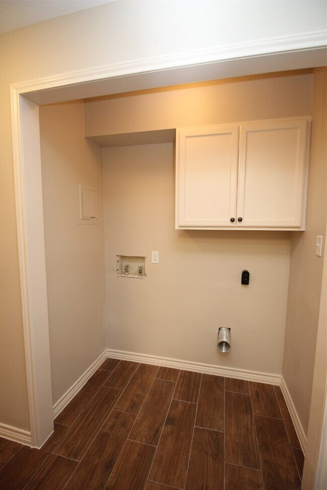 Building Photo - 13 Hideaway Dr