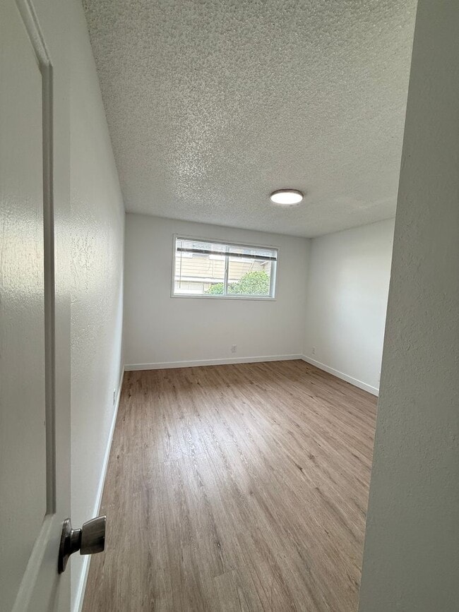 Building Photo - Townhome in North Medford!