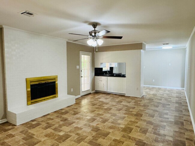 Building Photo - Room to Roam, Comfort to Stay — This Updat...
