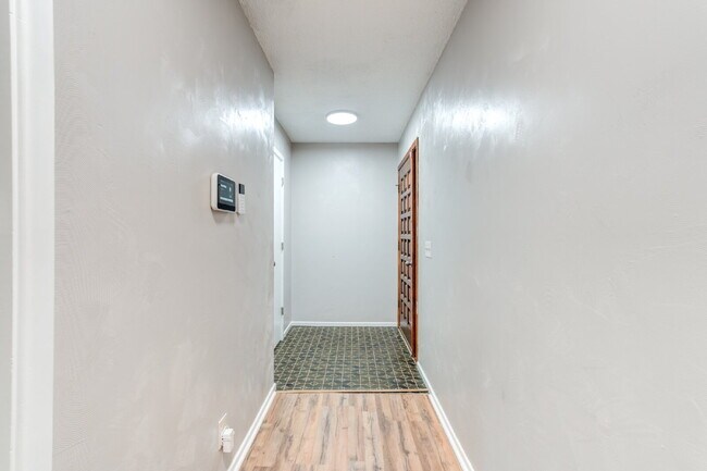 Building Photo - Renovated Three-Bedroom home in Central Lu...